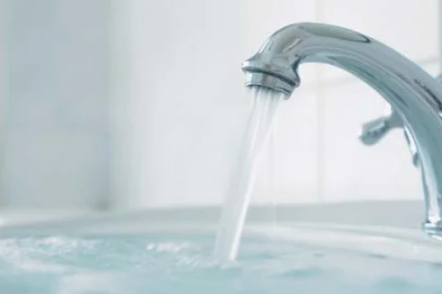 Wasserstrahl aus Wasserhahn